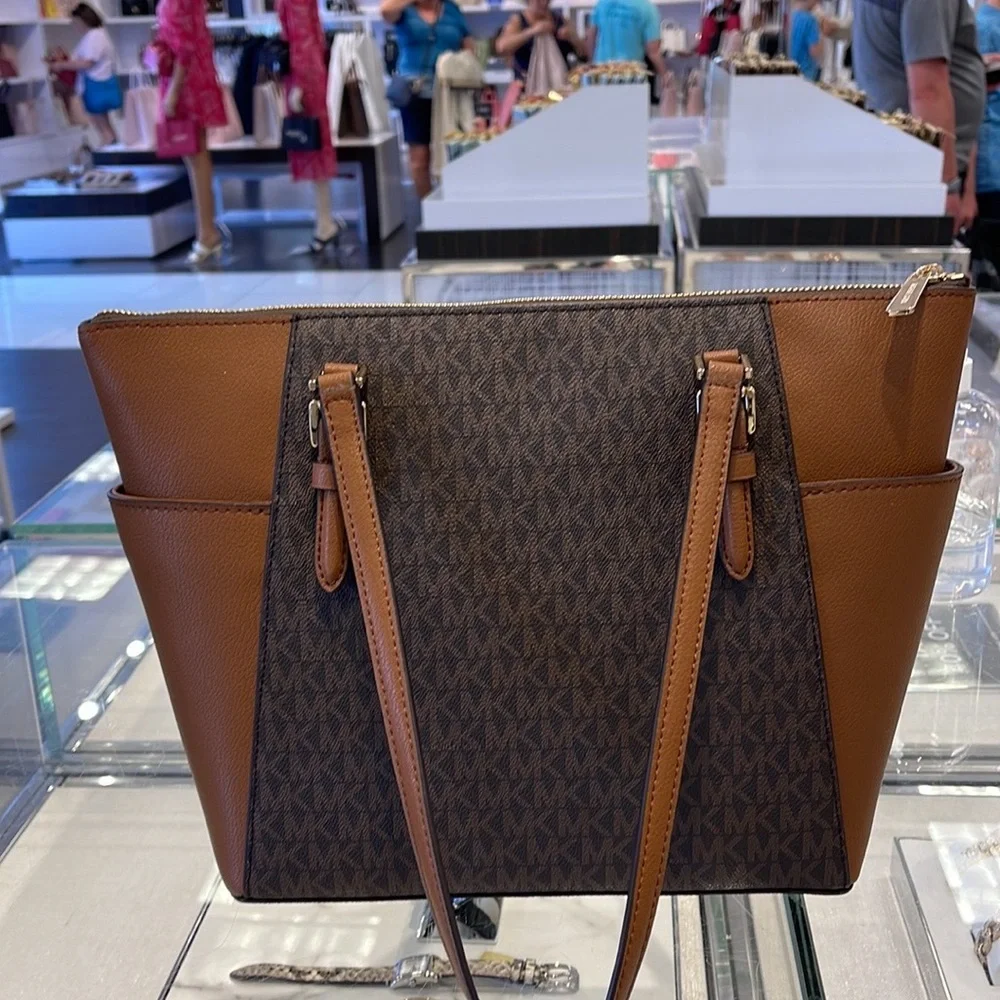 MICHAEL KORS CHARLOTTE LARGE TOP ZIP Tote bag
Brown
NWT - Picture 13 of 16